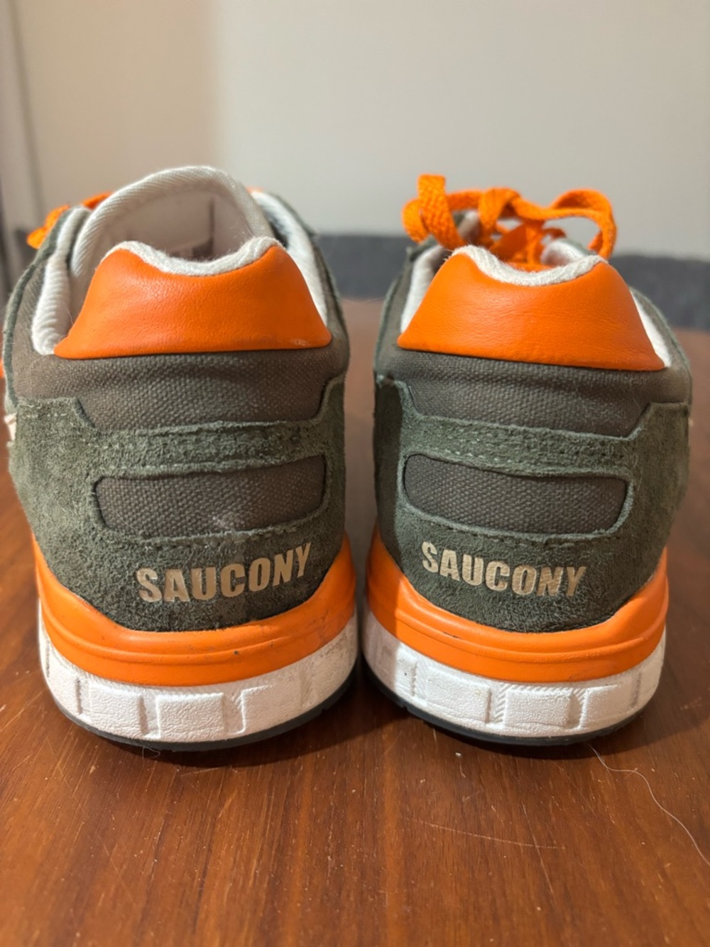 Saucony men’s Green Suede and Mesh Sneakers with Orange Laces - Picture 3 of 4